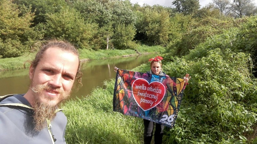 Ta flaga towarzyszyła im w pieszej podróży przez Polskę. Została zlicytowana [ZDJĘCIA]