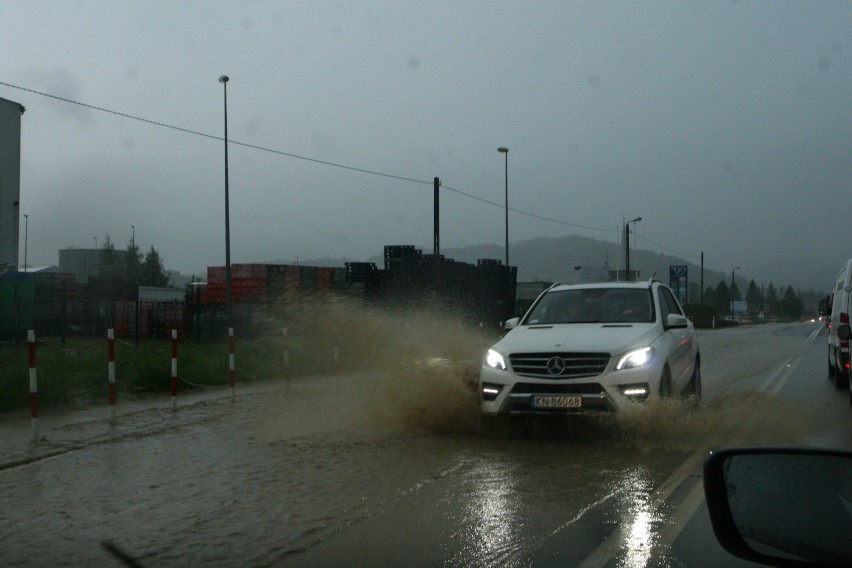 Nowe zdjęcia z zalanej drogi krajowej w Tęgoborzy