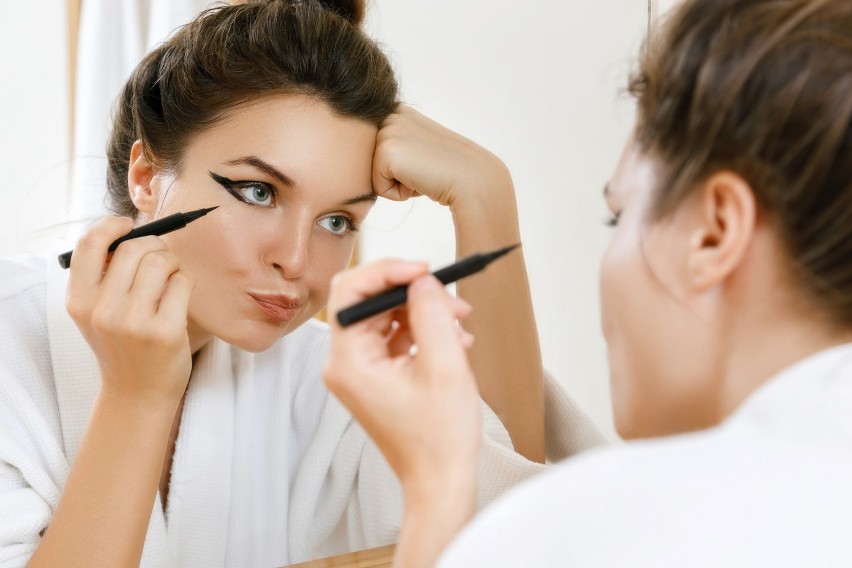 Używanie eyelinera to sztuka, którą nie każda kobieta ma...