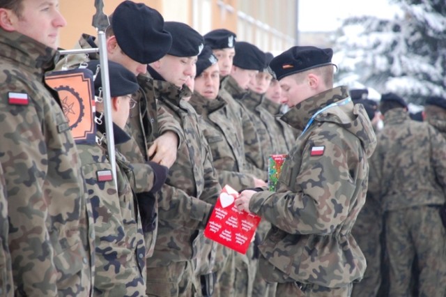 Zobaczcie archiwalne zdjęcia z finałów WOŚP, które nie mogły obyć się bez wojska. Żołnierze grali nawet na misjach, na przykład w Afganistanie. Żołnierze wspierali wolontariuszy podczas kwest