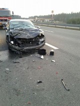 Zderzenie ciężarówki i samochodu osobowego na autostradzie w Bielawkach [ZDJĘCIA]
