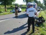 Wypadek w Goszynie. Samochód osobowy potrącił 12-latka na motorowerze. Chłopiec trafił do szpitala. Mieszkaniec apeluje o próg zwalniający