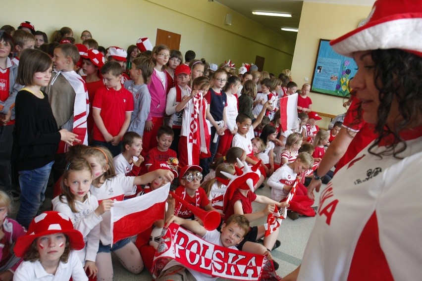 W sobotę Polacy grają mecz z Czechami. Jak kibicujemy naszym piłkarzom?