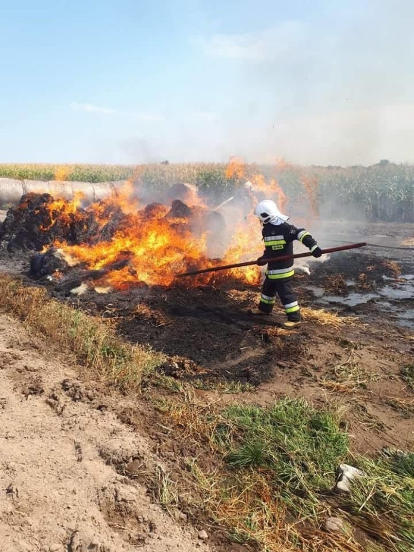 Pożar stogu słomy na polu w Gradowicach