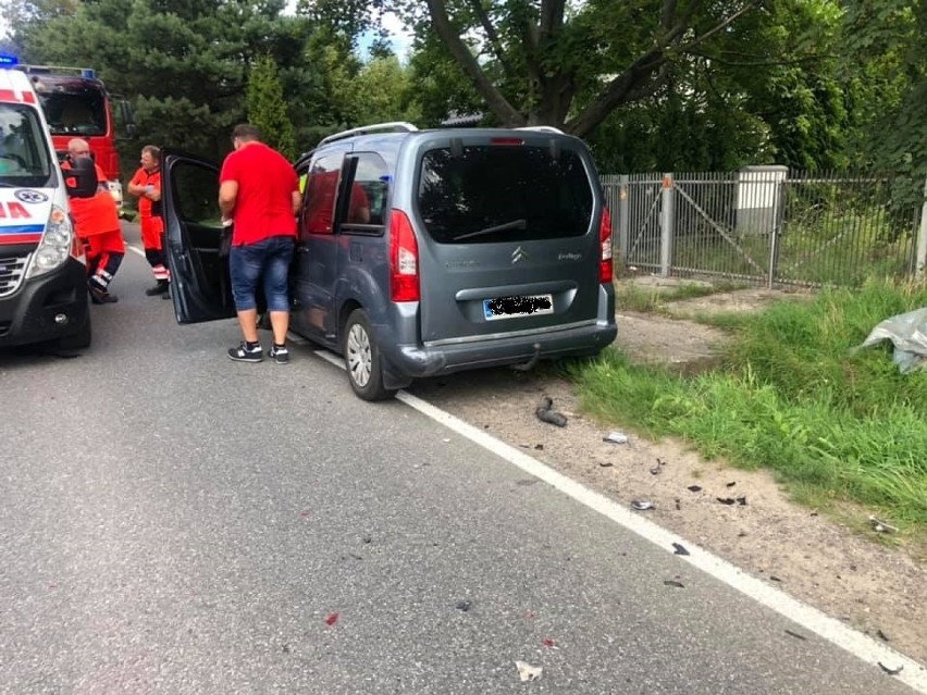 Groźny wypadek w Kryspinowie. Rozbite trzy samochody, są ranni [KRÓTKO]