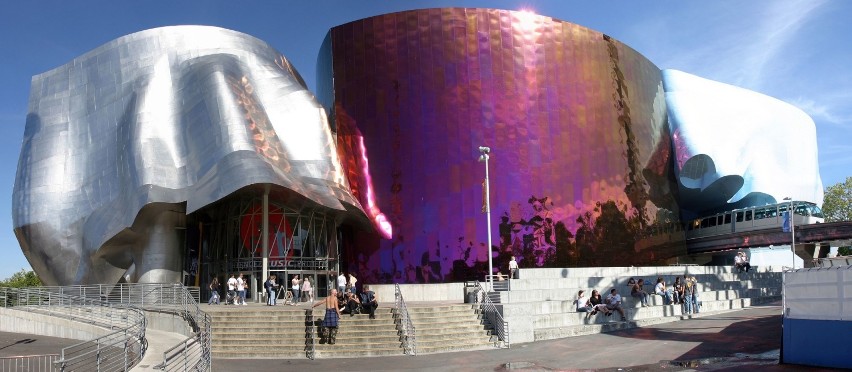 Muzeum Popkultury w Seattle widziane od frontu. Wyraźnie...