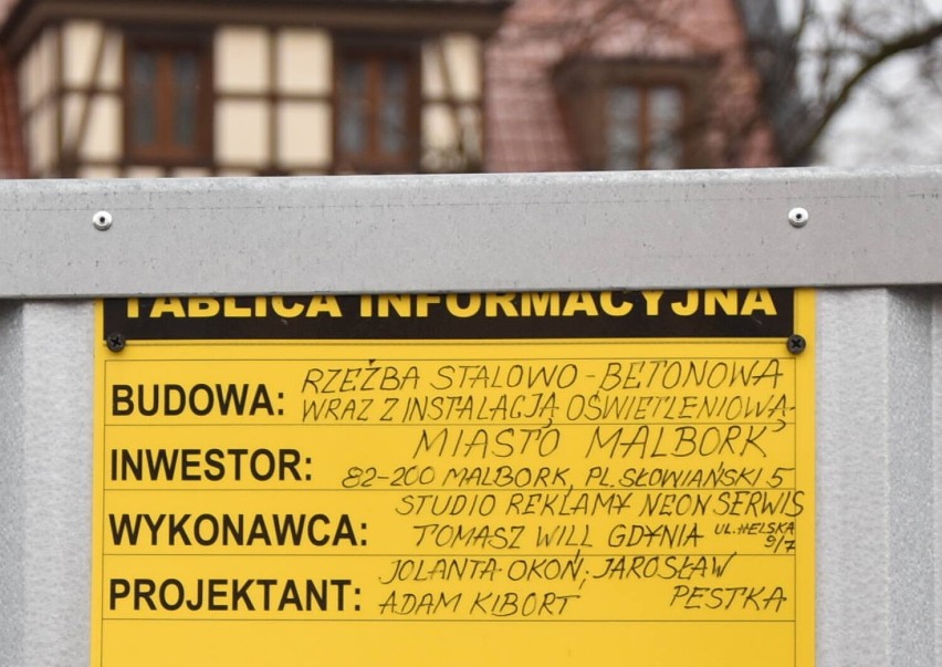 Malbork. Napis z nazwą miasta jeszcze niegotowy. "O" narobiło trochę kłopotu i na instalację trzeba jeszcze poczekać