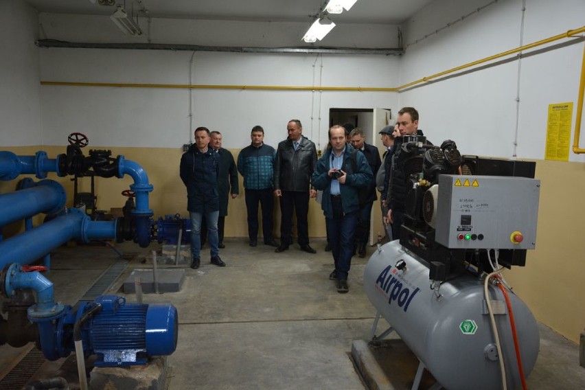 Radni z Koźmina Wlkp. obejrzeli infrastrukturę wodociągową i punkt zbiórki odpadów [ZDJĘCIA]