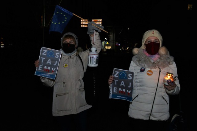 Polska bez funduszy unijnych nie przetrwa - mówią zgodnie mieszkańcy, którzy w grypie około 10 osób protestowali przeciwko poczynaniom rządu.