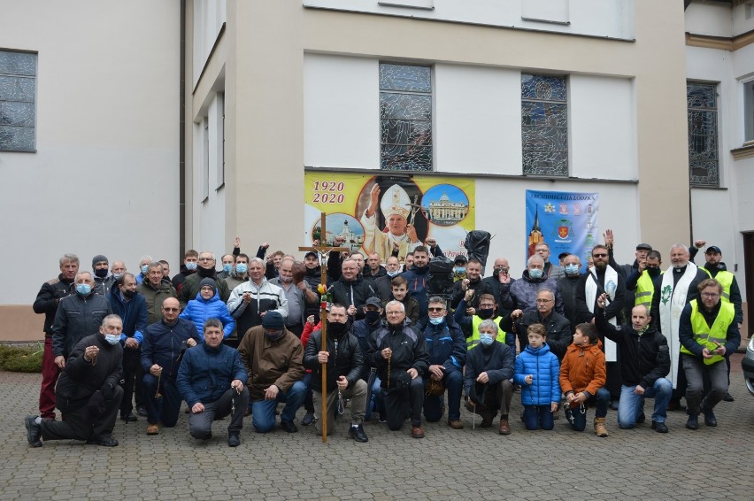 Męski Różaniec przeszedł ulicami Bełchatowa, 1.05.2021. Organizują go Wojownicy Maryi