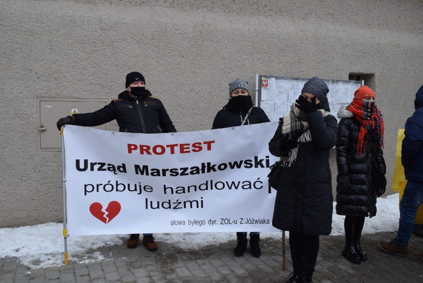 ZOL Gniezno. Rodziny i pracownicy protestowali pod Urzędem Miejskim i starostwem