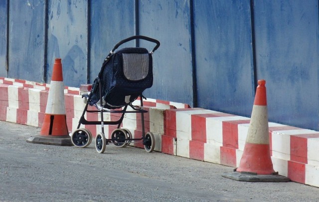 Nietrzeźwi rodzice: dziecko wypadło z wózka