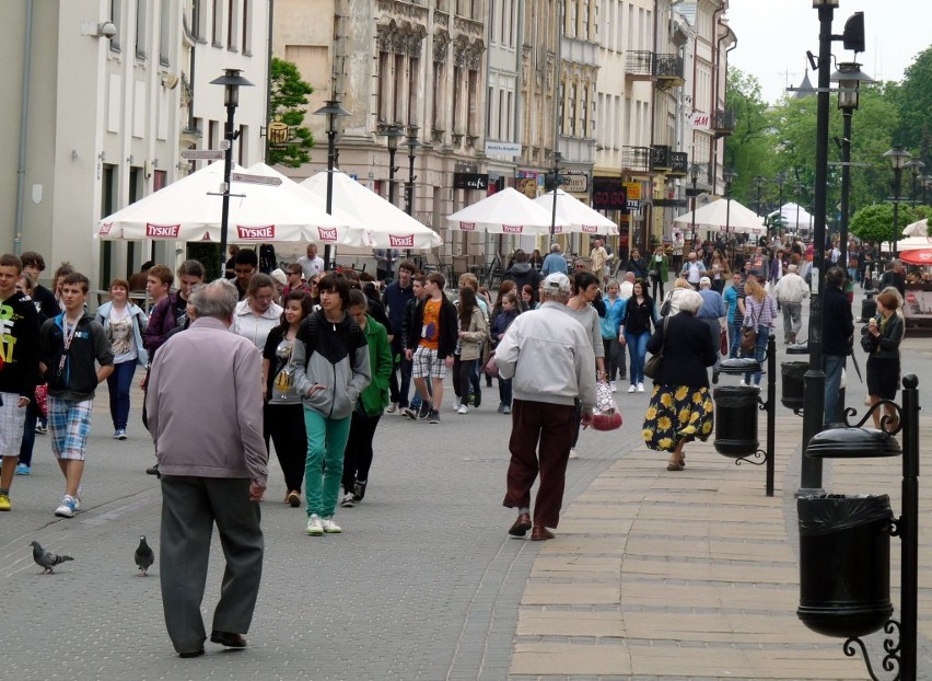 W samo południe Krakowskie Przedmieście zapełniło się...