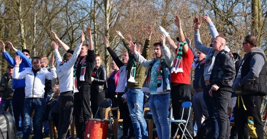 Kibice Unii Gniewkowo w ramach protestu przyszli na mecz z krzesłami [zdjęcia]