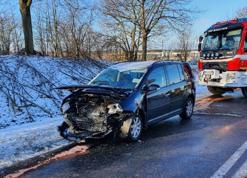 Czołowe zderzenie przy stacji paliw w Margoninie. Ranna zabrana do szpitala