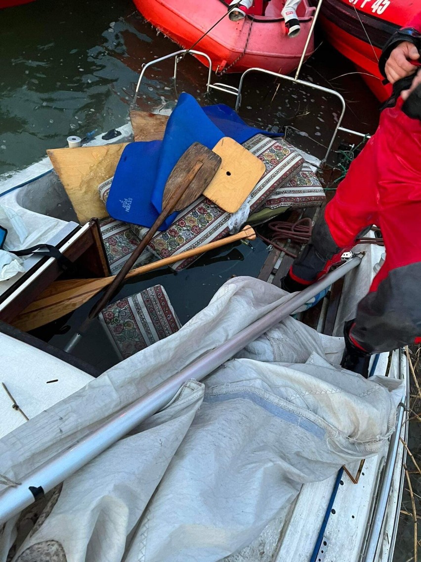Żaglówka wywróciła się masztem do dołu na Jeziorze Powidzkim. Na pokładzie były 3 osoby. Poszkodowani wpław płynęli do brzegu 