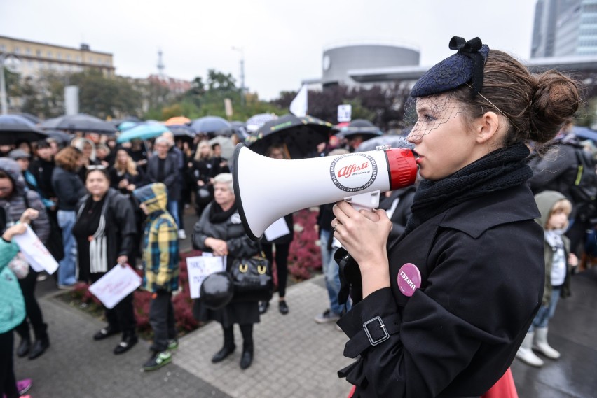 Czarny protest w Gdyni. Napisali list do premier Beaty Szydło[ZDJĘCIA]