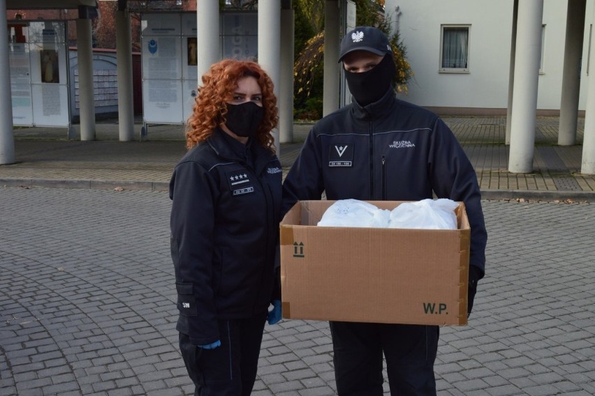 Funkcjonariusze z więzienia w Ruszczy dostarczają kombatantom ciepłe posiłki [ZDJĘCIA]