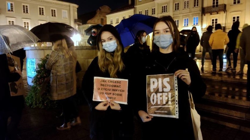 Hasła Strajku Kobiet pod biurem PiS w Piotrkowie to nie...