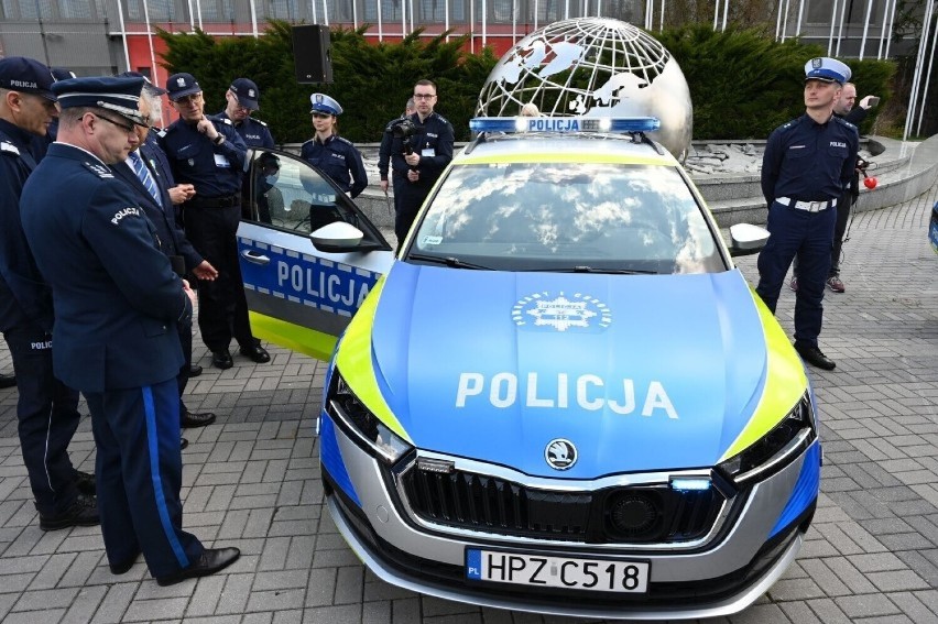 Policja zaprezentowała nowe oznakowanie radiowozów. Kolor zmienią też karetki pogotowia [ZDJĘCIA]