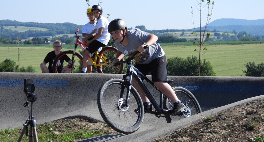 Pokazali jak się jeździ po muldach i zakrętach. Zawody rowerowe na  pumptracku w Miejscu Piastowym [ZDJĘCIA]