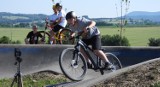 Pokazali jak się jeździ po muldach i zakrętach. Zawody rowerowe na  pumptracku w Miejscu Piastowym [ZDJĘCIA]