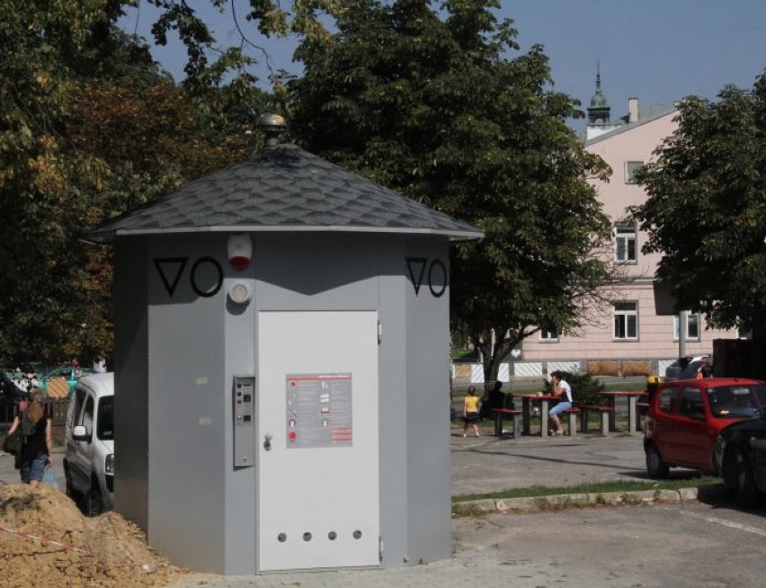 Nowa toaleta powstała przy ulicy Wesołej, na parkingu przed...
