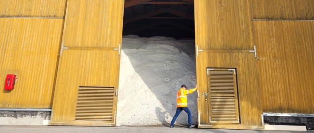 Obecnie w magazynach na sezon 2022/2023 jest zabezpieczone ponad 392 ton soli.