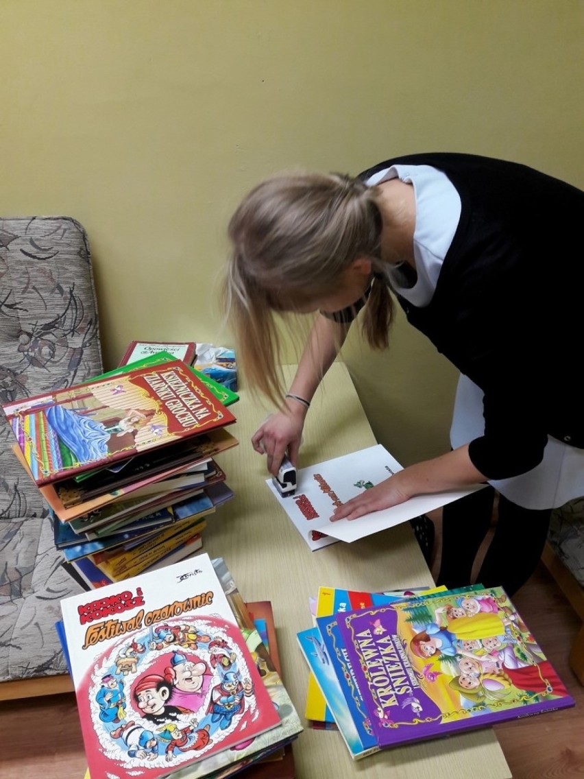 Wolontariat w SP 2 Malbork działa prężnie. Książki dla dzieci ze szpitala i adopcje w kampanii WWF