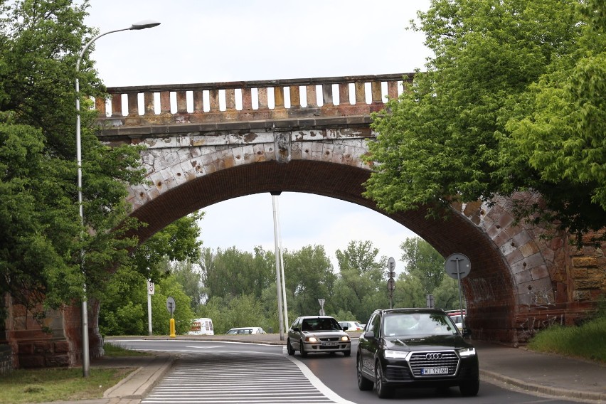 Remont wiaduktu łączącego most Poniatowskiego z Wisłostradą. Wybrano wykonawcę prac [ZDJĘCIA]