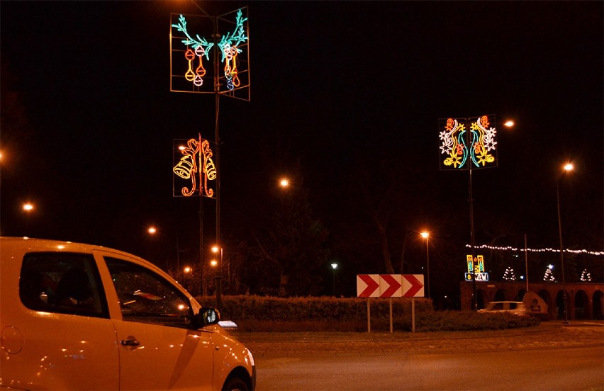 Miejskie ozdoby świąteczne w Tczewie już świecą [ZOBACZ ZDJĘCIA]