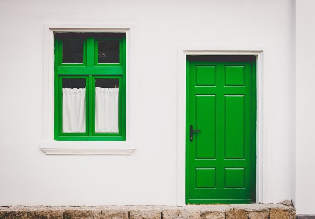 Przy wygnaniu złej energii z domu warto jest oczyścić drzwi
Jak usunąć negatywną energię z domu? 9 sprawdzonych metod