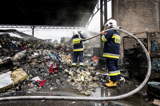 Pożar w sortowni odpadów w Paterku pod Nakłem wybuchł w niedzielę rano. Na miejsce skierowano 15 jednostek straży pożarnej. Akcję utrudniały kłęby czarnego, trującego dymu.

Czarny dym widoczny był z bardzo dużej odległości. 

Jak powiedział nam oficer prasowy Komendanta Powiatowego PSP w Nakle nad Notecią kpt. Paweł Przybylski, na miejsce wysłano 11 zastępów gaśniczych i 4 zastępy specjalne. 

>> Najświeższe informacje z regionu, zdjęcia, wideo tylko na www.pomorska.pl 