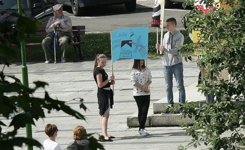 Gimnazjaliści z legnickiego zamku protestowali przeciw paleniu tytoniu (ZDJĘCIA)