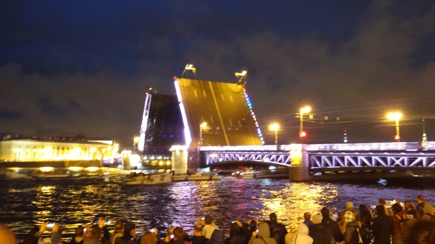 Zwodzone mosty w Sankt Petersburgu [ZDJĘCIA]