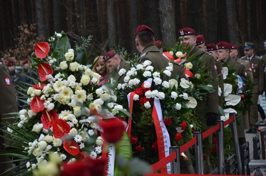 Obchody rocznicy katastrofy smoleńskiej przy grobie gen. Tadeusza Buka w Spale oraz start 9. Sztafety pamięci gen. Buka [ZDJĘCIA, FILM]