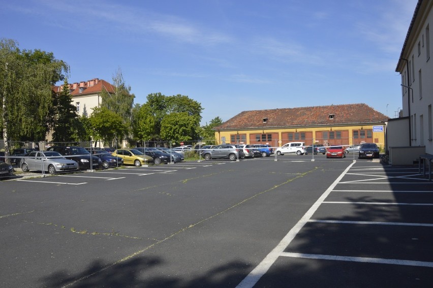 Głogów: Parking przy szpitalu jednak może się zapaść. Zasypią przedwojenną piwnicę?