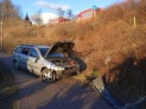 Wypadek na rondzie Grudzińskiego w Sępólnie. Samochód spadł na promenadę