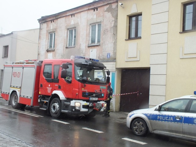 Bełchatów: kamienica przy 19 Stycznia grozi zawaleniem? Elementy elewacji spadły na przechodniów.