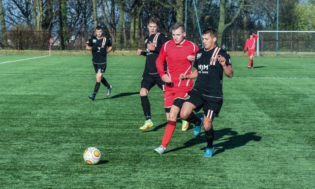 Polonia Bydgoszcz na boisku przy ulicy Słowiańskiej złapała Sokoła Radomin. 

Polonia - Sokół Radomin 2:1 (0:0) 
Bramki: Przemysław Januszewski (61), Robert Sawicki (81), goście strzelili w 90 min.