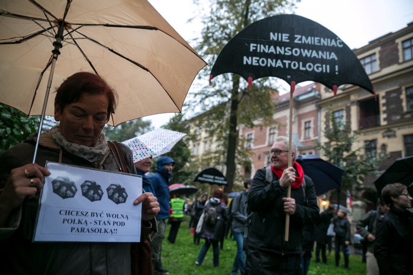 Czarny Wtorek. Parasolki pod siedzibę PiS-u