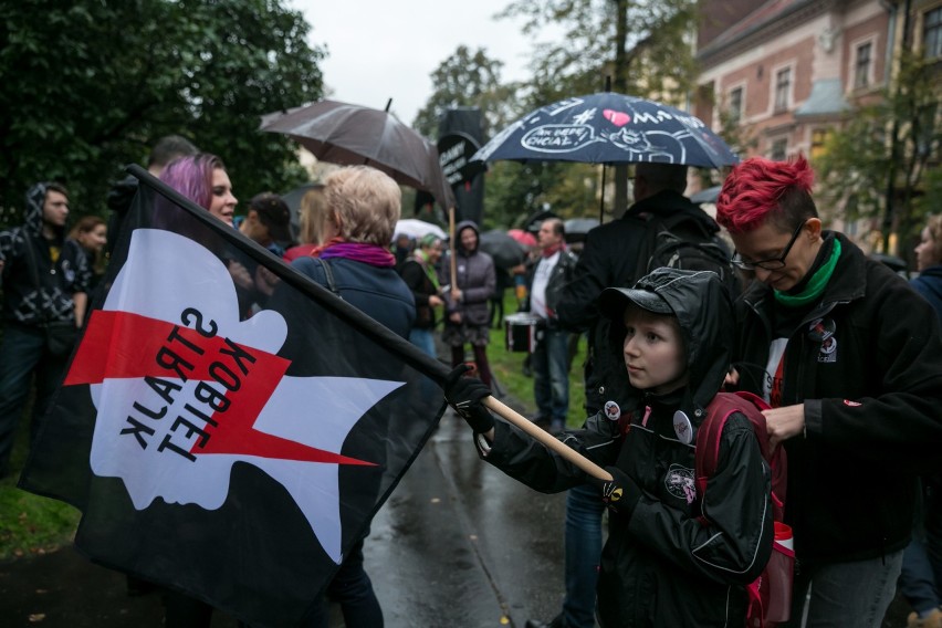 Czarny Wtorek. Parasolki pod siedzibę PiS-u