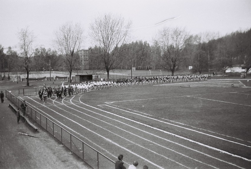Tak wyglądały szkolne zawody lekkoatletyczne w latach 60