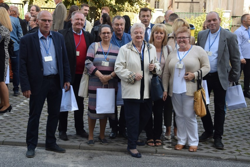 VII Zjazd Absolwentów Technikum Budowy Fortepianów. Nowy sztandar dla szkoły i ślubowanie pierwszoklasistów ZDJĘCIA