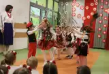 Majowe świętowanie u przedszkolaków pod Krakowem. Tradycyjne pieśni i tańce na Dzień Flagi i Konstytucji 3 Maja