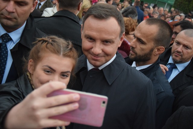 Prezydent Andrzej Duda wmurował już kamień węgielny pod rozbudowę szkoły w Strzelcach Krajeńskich. O 17.30 spotkał się z mieszkańcami.