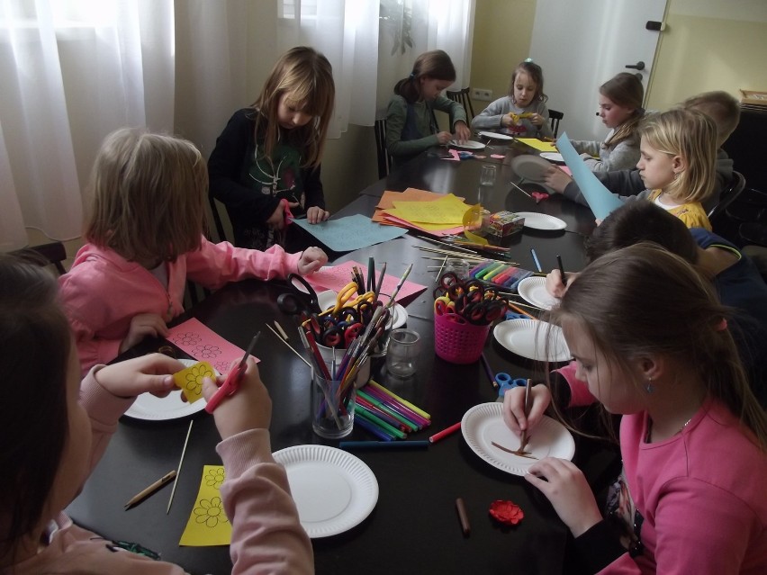 Dzieci z warsztatów  OKGG udowadniają, że papierowy talerzyk nie musi służyć wyłącznie do jedzenia 
