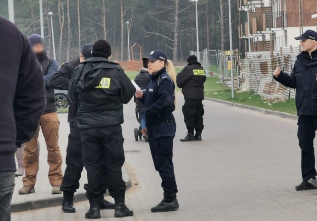 Na osiedlu JAR zapanował strach. Z relacji mieszkańców wynika, że "mężczyzna miał straszyć rodziców nożem i próbować odebrać im dzieci".