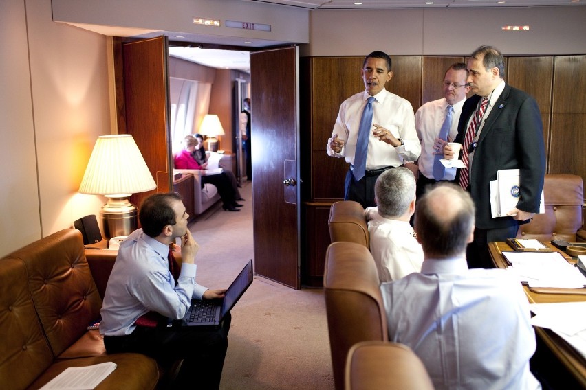 Air Force One wyposażony jest w biuro, salę konferencyjną, a...