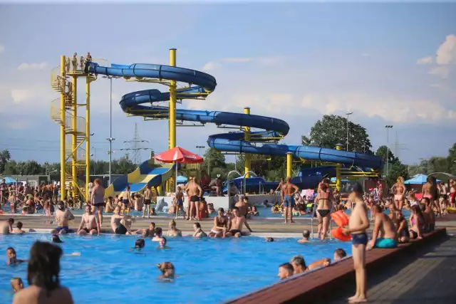Na kąpielisku Bugła w Katowicach w sobotę 22 sierpnia były tłumy. Mieszkańcy regionu korzystali z basenu, zjeżdżali ze zjeżdżalni czy się opalali. 

Zobacz kolejne zdjęcia. Przesuń zdjęcie w prawo - wciśnij strzałkę lub przycisk NASTĘPNE